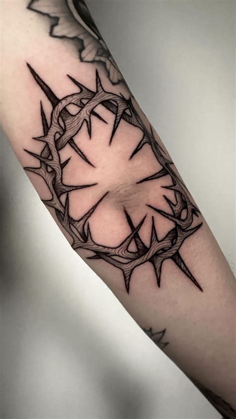 Did This Crown Of Thorns Wrapping Around The Arm Last Week Religious Religioustattoo Jesus Crownofthorns Thorns Armband Bandtattoo Armtattoo Kurosumitattooink Inkgallerynj